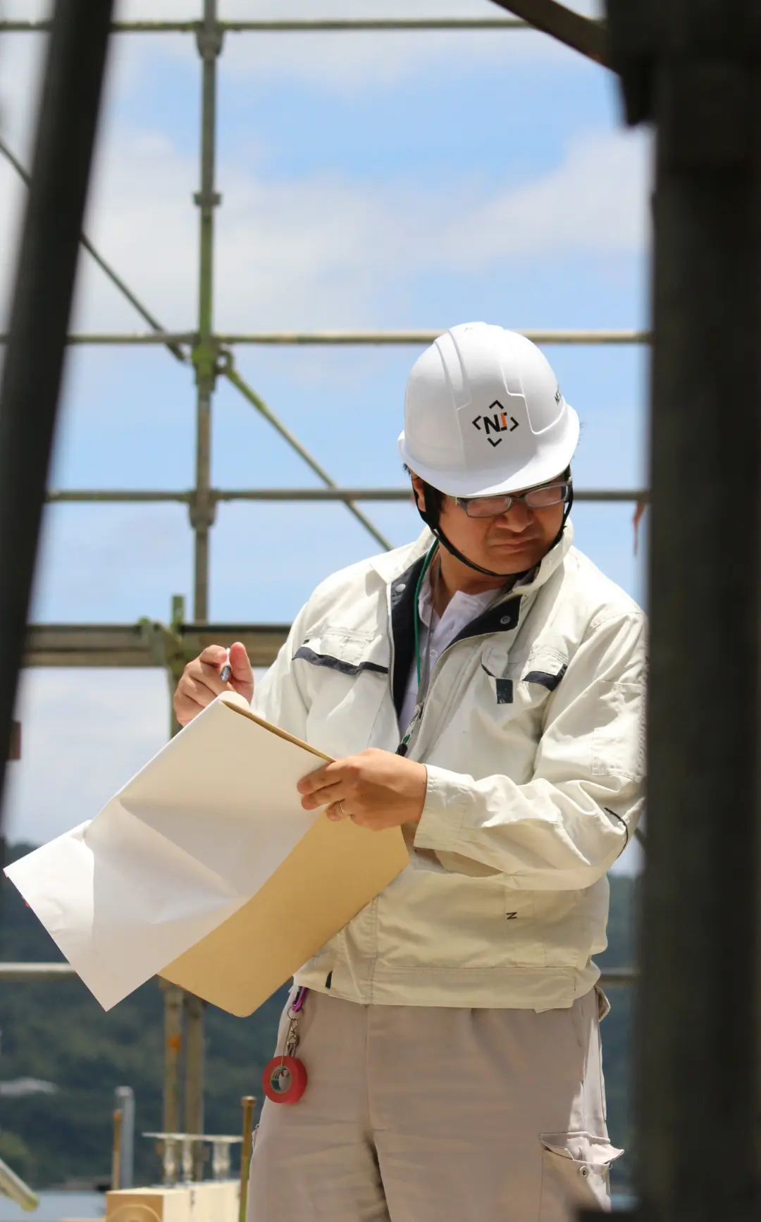 施工基準を現場で確認する担当者