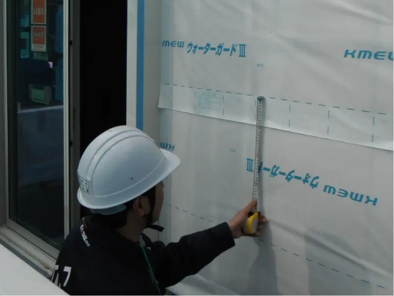 外壁で隠れる前の施工状況を確認する様子
