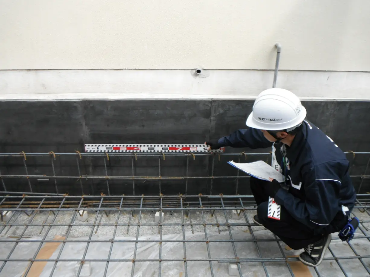 基礎の施工状況を確認する様子