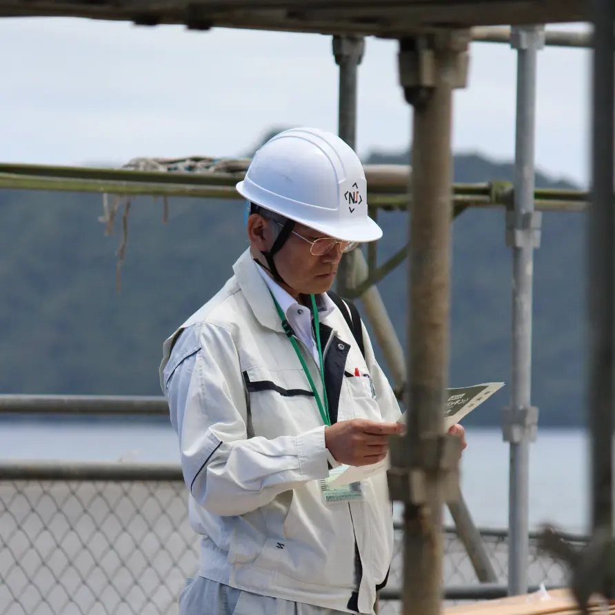 建築現場を確認する第三者監査担当者