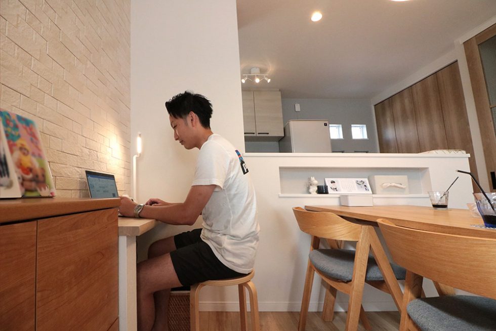 キッチン横のスタディカウンターは、旦那様の仕事スペース|大阪・兵庫の新築一戸建て、分譲住宅、建売住宅、注文住宅、モデルハウス分譲ならエイワハウジング