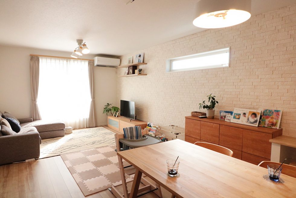 壁一面のエコカラットが印象的なLDK。大きな開口が明るく開放的なリビングを演出|大阪・兵庫の新築一戸建て、分譲住宅、建売住宅、注文住宅、モデルハウス分譲ならエイワハウジング