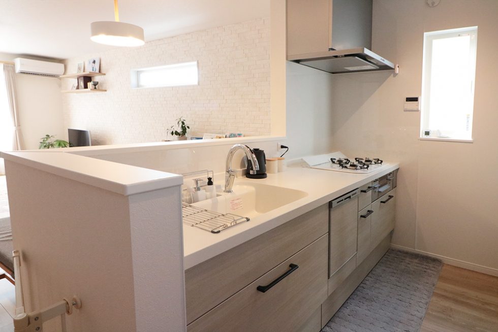 清潔感のあるキッチンはついつい美しく片付けちゃう|大阪・兵庫の新築一戸建て、分譲住宅、建売住宅、注文住宅、モデルハウス分譲ならエイワハウジング