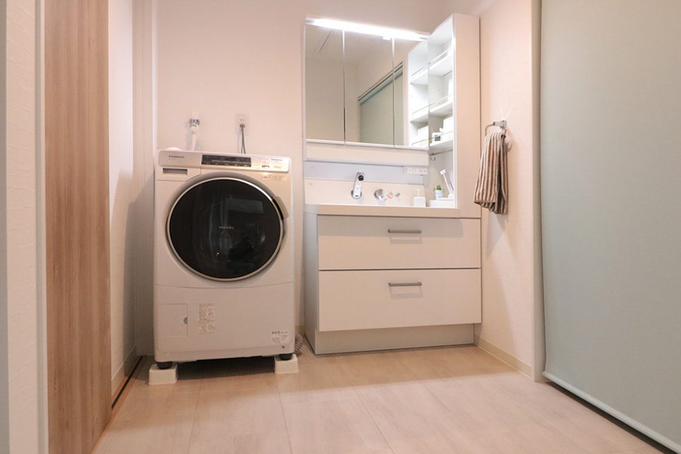 縁側と繋がっている広めに取った洗面室。ホスクリーンが付いており、雨の日でも安心|大阪・兵庫の新築一戸建て、分譲住宅、建売住宅、注文住宅、モデルハウス分譲ならエイワハウジング