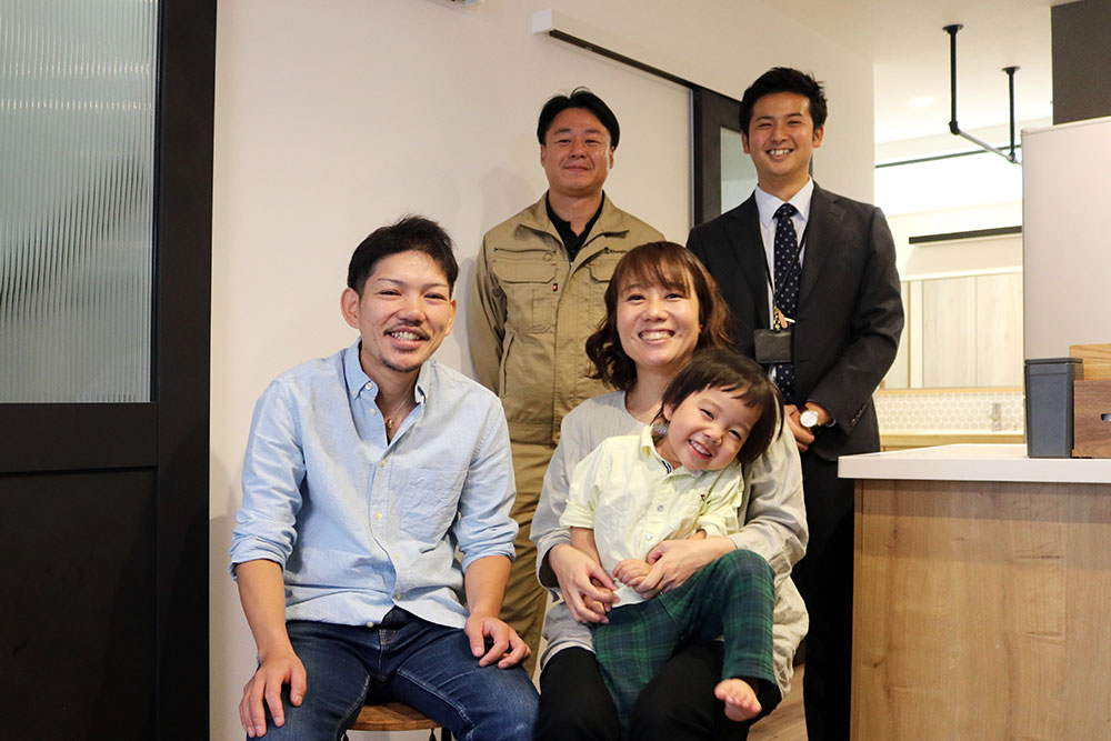 お客さまの声（インタビュー時の様子）これからエイワハウジングでお家づくりをする方に、アドバイスはありますか？｜大阪・兵庫の新築一戸建て、分譲住宅、建売住宅、注文住宅、モデルハウス分譲ならエイワハウジング